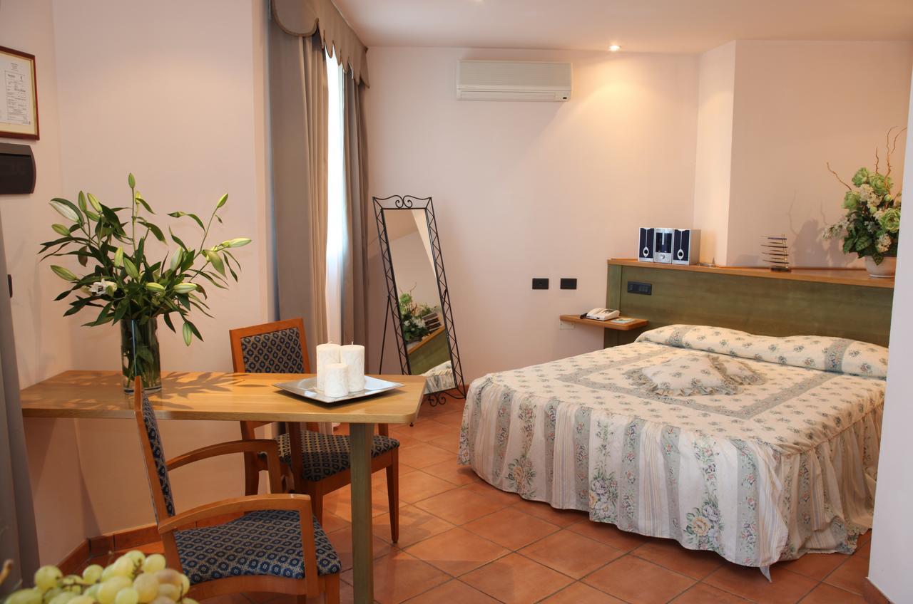 Hotel Plaza Llido Degli Estensi Esterno foto